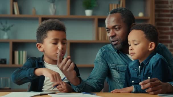 Родитель Одиночка Афроамериканец Отец Мужчина Частный Учитель Двумя Мальчиками Дети — стоковое видео