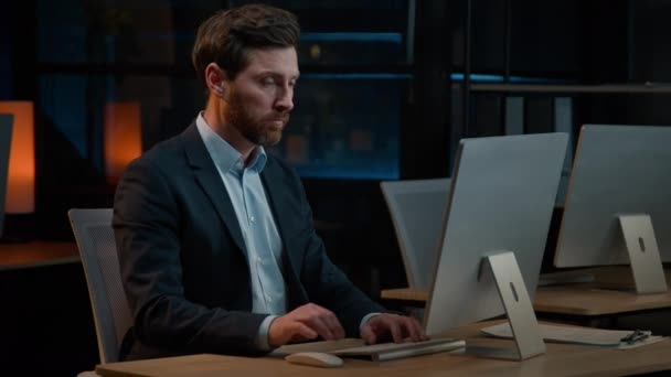集中した集中的な実業家白人40代の中年男性の上司起業家ビジネスプランを考える夕方のオフィスで働くアイデアを熟考思慮深い男性の検索ソリューションは コンピュータの問題を解決すると思う — ストック動画