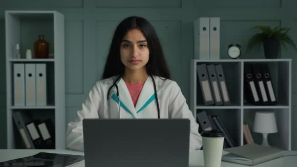 Retrato Seguro Médico Profesional Joven Mujer Latina Árabe Psicólogo Ginecólogo — Vídeos de Stock