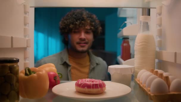 냉장고 Pov 관점에서 굶주린 냉장고 남자가 중독을 먹어서 건강에 도넛을 — 비디오