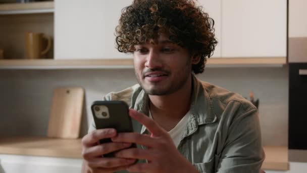 Hombre Indio Despreocupado Usando Teléfono Inteligente Risa Hombre Árabe Sonriendo — Vídeos de Stock