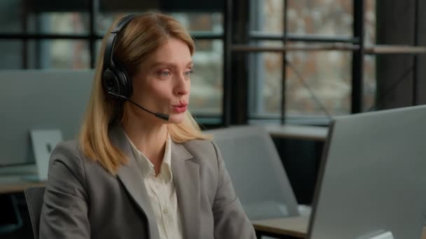 Kaukaski Średnim Wieku Businesswoman Infolinia Kobieta Rozmawianie Odebrać Połączenie Słuchawki — Wideo stockowe
