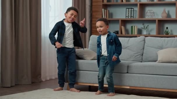 Zwei Ethnische Jungen Kleine Kinder Tanzen Musik Heimischen Wohnzimmer Afroamerikaner — Stockvideo