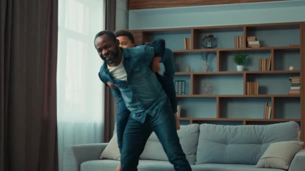 Glückliche Familie Afroamerikaner Vater Mann Huckepack Reiten Auf Dem Rücken — Stockvideo
