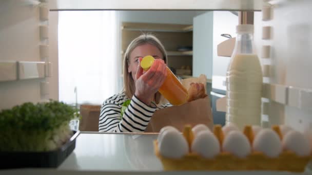 Standpunkt Pov Von Innen Kühlschrank Erwachsene Frau Nimmt Gemüse Mehl — Stockvideo
