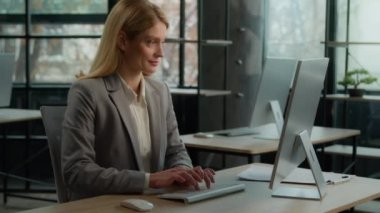 Beyaz 40 'lı yaşlarda ofis tebessümünde bilgisayar yazan bir kadın tele-iş internet şirketinin çalışmasından keyif alıyor. İş kadını yönetici. Şirket yöneticisi kadın müşterilerle sohbet ediyor.