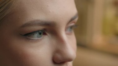 Kesilmiş atış profili olan kadın yüzünün yarısı kadın mavi gözlerini kapatıyor ve uzaktan bakıp beyaz kızın aklından geçenleri hayal ediyor. Klinikte görme bakımı lazer düzeltmesi.