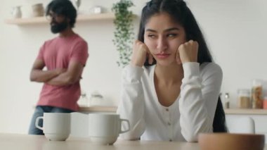 Mutfaktaki stresli evli çift, aile kavgası, Arap erkeği gücendirme, arka planda kalma, psikolojik sorunlar, boşanma, istismar gibi sorunları göz ardı ederek acı çekiyor.