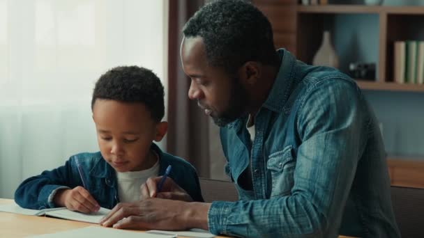 Afroamerikaner Vater Persönlicher Privatlehrer Tutor Unterrichten Kleinen Ethnischen Jungen Schreiben — Stockvideo