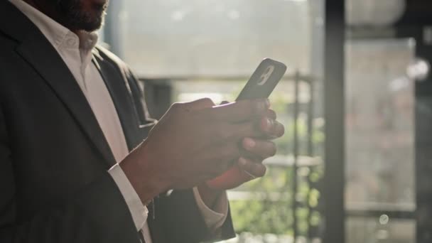 사업가가 스마트폰으로 메시지를 보내고 있습니다 아프리카 미국인 남자가 사무실 기술로 — 비디오