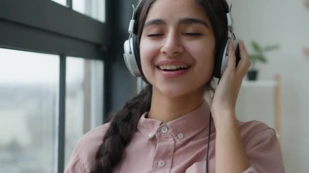 Close Arabian Girl Auriculares Escuchar Música Cerca Ventana Casa Oficina — Vídeos de Stock