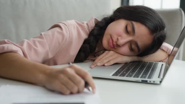 疲れたアラビア人の女の子を閉じますOverworked眠い学生ビジネス女性が自宅でノートパソコンで眠りに落ちるとノート疲れ疲れた女性の昼寝テーブルの上で眠っている目必要性睡眠不足エネルギー — ストック動画