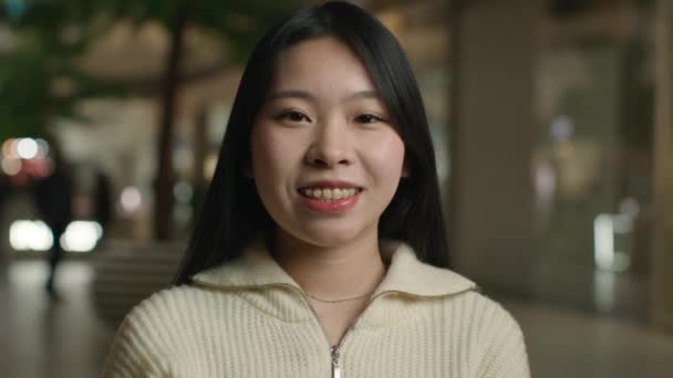 ポートレート幸せな女性の顧客でショッピングモールアジアの女性日本の中国人20代の女の子の女性のクライアント学生でファッションストアで笑顔歯のケア歯科健康歯と歯の笑顔 — ストック動画