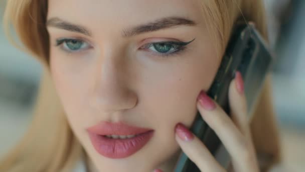 Headshot Femme Caucasienne Parler Téléphone Mobile Connexion Cellulaire Sans Fil — Video