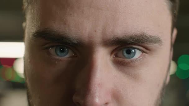 Fechar Olhos Masculinos Visão Forte Irritado Irreconhecível Homem Olhar Fixamente — Vídeo de Stock