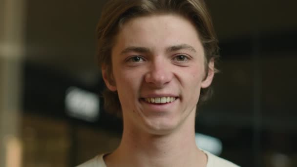 Kopfschuss Kaukasischen Lächelnden 20Er Mann Student Kerl Blick Die Kamera — Stockvideo