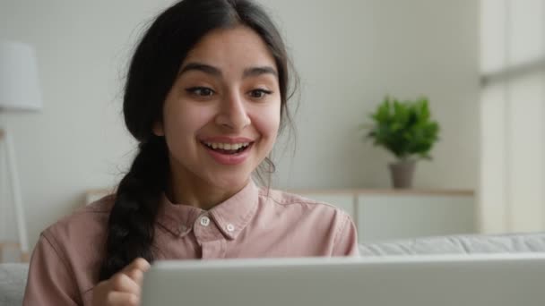 ハッピーショックアラビア語の女の子学生見ますノートパソコンの画面で自宅驚きました取得良い試験結果お祝いインターネットの入札勝利賞仕事機会悲鳴はい勝利クラップ手 — ストック動画