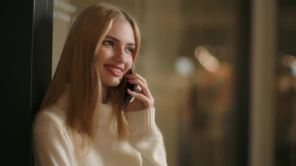 Mosolygó Beszél Telefon Barátságos Mobil Beszélgetés Kaukázusi Lány Évek Üzletasszony — Stock videók