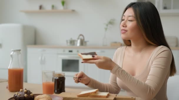 Asijské Korejština Japonská Žena Hospodyňka Vaření Snídaně Domácí Kuchyni Šíření — Stock video