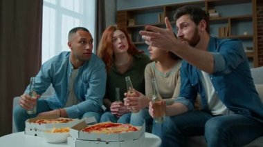 Çok ırklı kadınlar televizyon ev sineması sohbetlerini izlerler. Çeşitli etnik arkadaşlar, çeşitli medya programları izlerler. Akıllı TV futbol kanallarında hafta sonu boyunca pizza birası ile film izlerler.