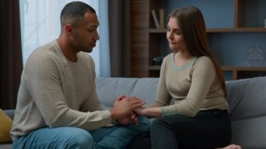 Birbirine aşık çiftler kanepelerde el ele tutuşup, ev hanımları ile konuşuyorlar. Gelecekteki planlarını paylaşıyorlar. Çok ırklı Afrikalı Amerikalı erkekler, İspanyol kadın, romantik randevu, hassas ilişki.