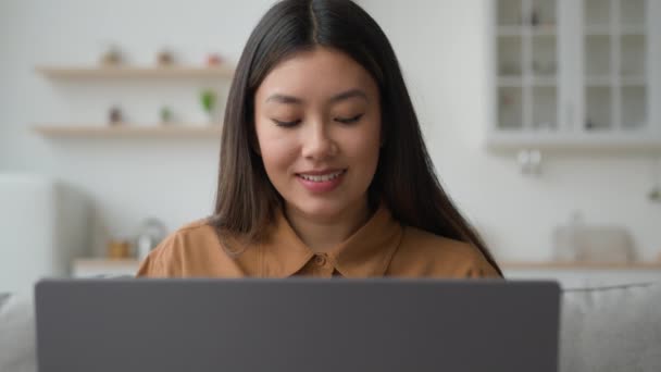 台所でラップトップを入力するアジアの女性韓国語ベトナムのビジネスマン家庭から働く女性笑顔千年紀の民族の中国人の女の子ネットショッピングオンラインストアのテキストメッセージ電子メール注文食品配達 — ストック動画