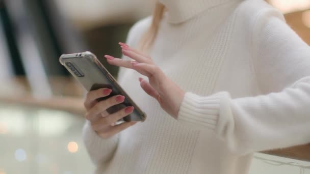 Câmera Movimento Tiro Mãos Femininas Usar Smartphone Shopping Shopping Caucasiano — Vídeo de Stock