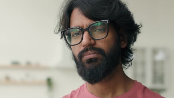 Muszlim Arab Indiai Többnemzetiségű Férfi Szemüvegben Komoly Aggodalomra Okot Adó — Stock videók