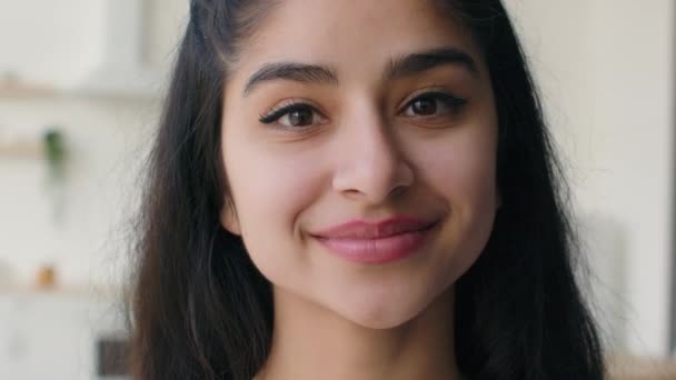Cerca Cara Mujer Multiétnica India Árabe Ama Casa Dueño Casa — Vídeo de stock