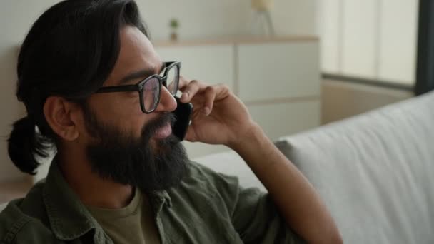 Zamknij Arabski Muzułmanin Mężczyzna Freelancer Facet Rozmawiając Telefon Komórkowy Domu — Wideo stockowe