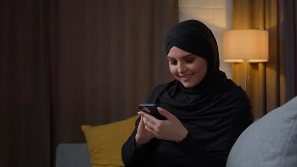 Muslimsk Arabisk Kvinde Hijab Smilende Pige Hold Mobiltelefon Surfing Internet – Stock-video