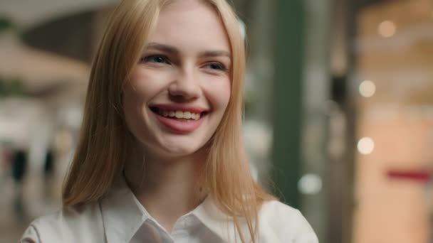 Potret Close Wanita Bahagia Pusat Perbelanjaan Gadis Pengusaha Kaukasia Tertawa — Stok Video