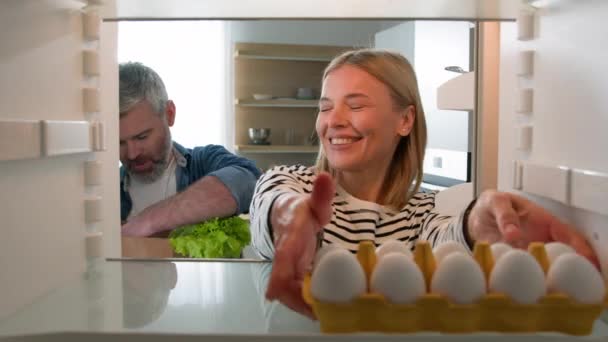 Standpunkt Pov Von Innen Kühlschrank Glückliches Paar Mittleren Alters Erwachsener — Stockvideo