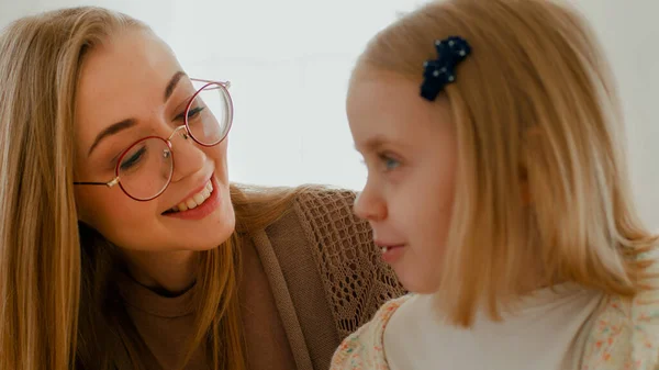 Close Loving Caucasian Mom Mother Glasses Talking Little Daughter Speaking — Stockfoto