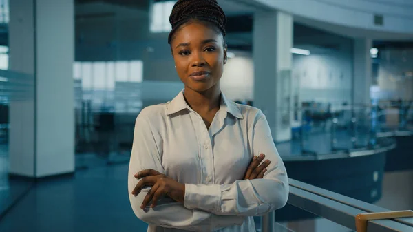 アフリカ系アメリカ人の30代は オフィスで自信を持って強いビジネスウーマンを成功させました 女性企業労働者フェミニズム女性リーダー多人種間企業Ceo交差腕カメラを見て — ストック写真