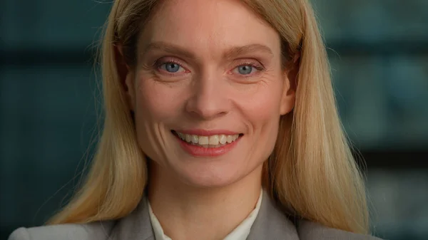 Close Portret Białej Kobiety Średnim Wieku Pozowanie Kamery Biurze Uśmiech — Zdjęcie stockowe