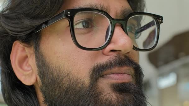 Soñando Árabe Barbudo Hombre Gafas Indio Ceo Pensativo Musulmán Trabajador — Vídeo de stock