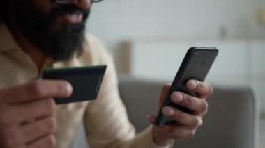 Erkek eli kapalı tanınmayan müşteri müşteri müşteri müşteri iş adamı online kredi kartı alışverişi internet hesabı ödeyen internet mağazası para ödeme cep telefonu e-ticaret gönderdi
