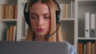 Kafkasyalı bayan ofis çalışanını kulaklık konferans videosuyla kapatın. Laptop bilgisayarından arıyorlar. Ciddi kadın iş kadını müşteri hizmetleri müdürü konuşuyor. Web kamerası uzaktan sohbeti.