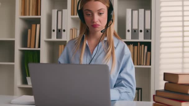 Kulaklık Konferansında Beyaz Bir Kadın Kütüphanesinden Öğrenim Gören Dizüstü Bilgisayar — Stok video