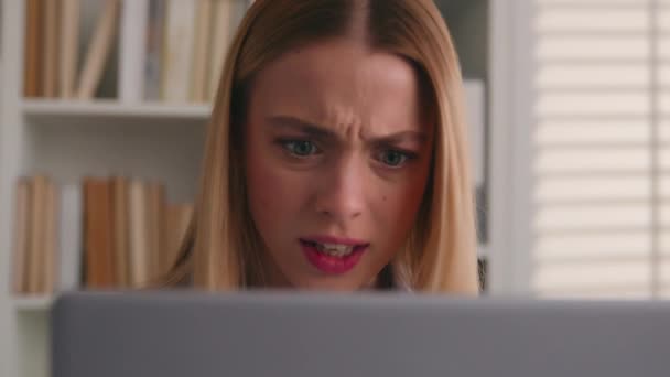 Κοντινό Πλάνο Θυμωμένος Καυκάσιος Γυναίκα Χρήστης Χρησιμοποιώντας Laptop Στο Γραφείο — Αρχείο Βίντεο