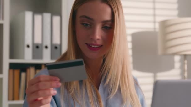 Kavkazský Šťastný Usmívající Žena Platit Line Nakupování Notebookem Kreditní Kartou — Stock video