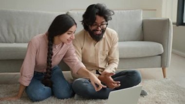 Çift yerde dizüstü bilgisayar kullanıyor. İnternetten bilet alıyor. Hafta sonu alışveriş siparişlerini seçiyor. Çeşitli Arap kadınlarının internet sitesinde gayrimenkul aramaları için e-ticaret yapıyorlar.