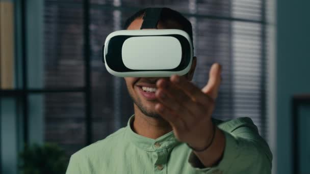 Χαμογελώντας Αφροαμερικανός Άνδρας Γυαλιά Επιχειρηματίας Τύπος Ψηφιακό Κόσμο Εικονική Πραγματικότητα — Αρχείο Βίντεο