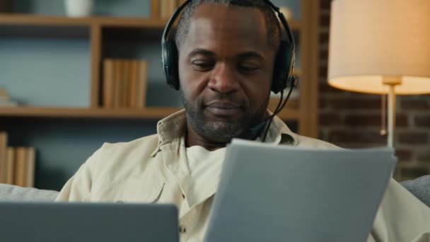 Afro Amerikaanse Man Leraar Zakenman Freelancer Headset Controleren Van Documenten — Stockvideo
