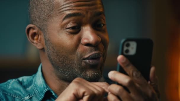 Close Sorrindo Surpreso Surpreso Afro Americano Olhar Tela Telefone Lendo — Vídeo de Stock