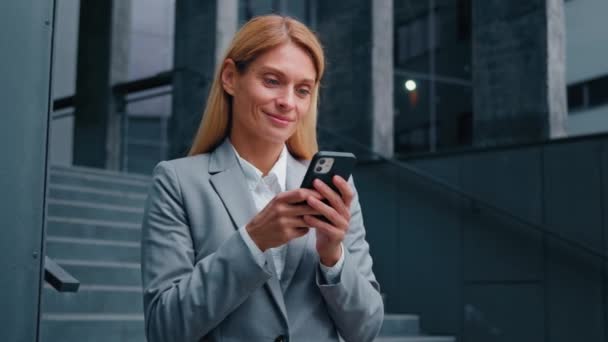 Lächelnde Glückliche Frau Die Mails Sozialen Netzwerken Mit Dem Handy — Stockvideo