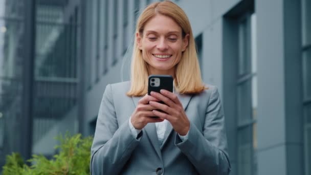 Kapalı Kapılar Ardında Mutlu Genç Bir Kadın Cep Telefonundan Posta — Stok video