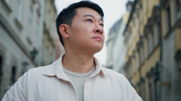 Şehir Merkezinde Durup Etrafa Bakınan Asyalı Turist Gülümseyen Çinli Erkek — Stok video