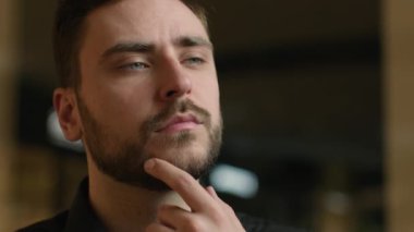 Düşünceli, düşünceli, düşünceli, erkek işadamı. Düşünceli, düşünceli iş adamı. Fikir üretme, iş çözümünü çözme.